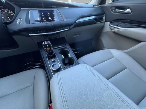 Used 2020 Cadillac XT4 Luxury image 3