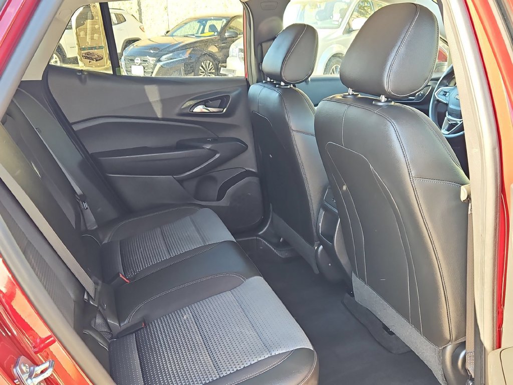 Used 2025 Chevrolet Trax LT w/ LT Convenience Package FWD image 30