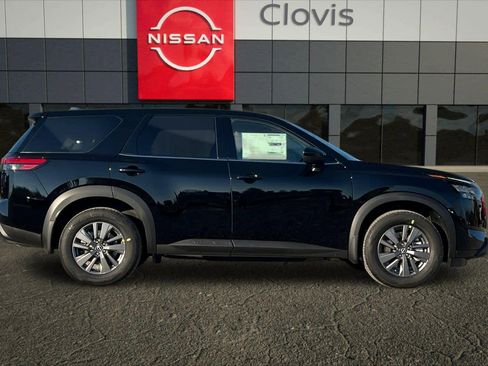 New 2025 Nissan Pathfinder S image 9