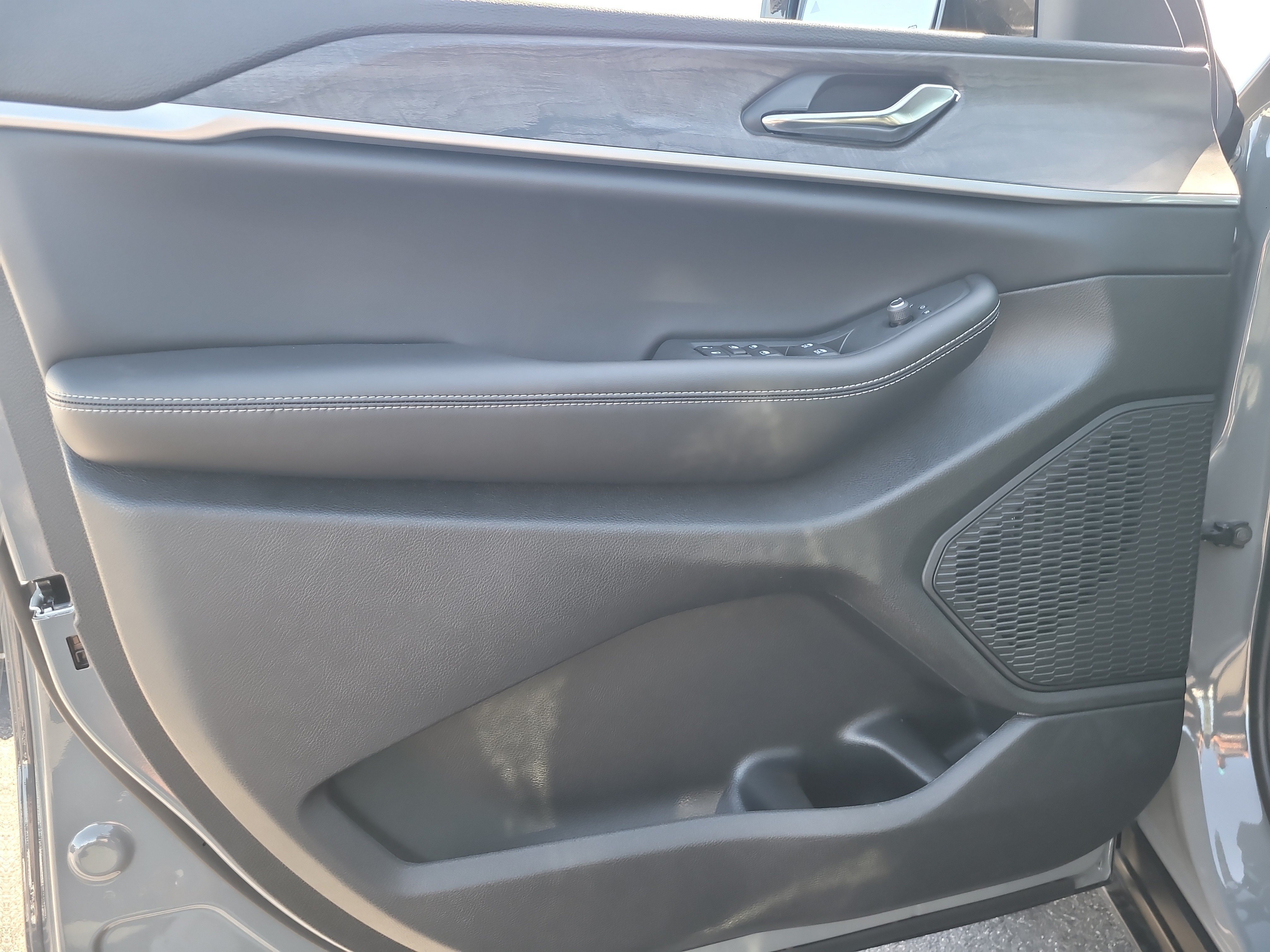 New 2027 Jeep Grand Cherokee Altitude RWD image 12