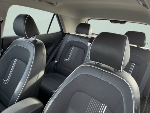 Used 2022 Hyundai Venue Limited image 15