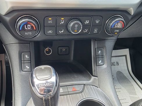 Used 2019 GMC Acadia SLT w/ LPO, Black Accent Package FWD image 20