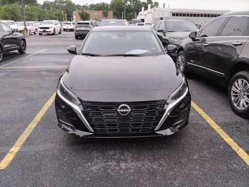 Used 2024 Nissan Altima 2.5 SV FWD image 2