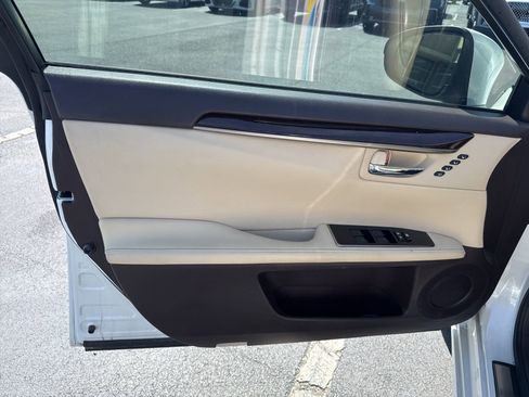 Used 2017 Lexus ES 350 w/ Luxury Package FWD image 6