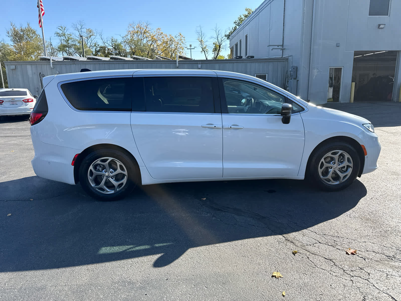 Used 2024 Chrysler Pacifica Limited w/ Uconnect Theater Family Group FWD image 2