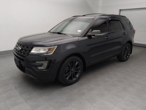 Used 2017 Ford Explorer XLT w/ Equipment Group 202A AWD/4WD image 2