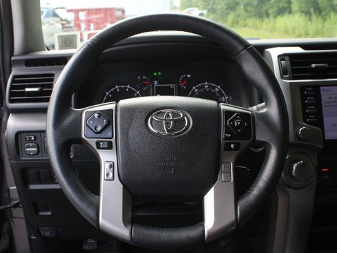 Used 2022 Toyota 4Runner SR5 AWD/4WD image 11