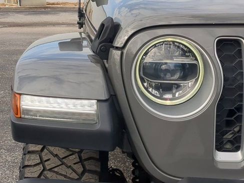 Used 2020 Jeep Gladiator Overland image 9