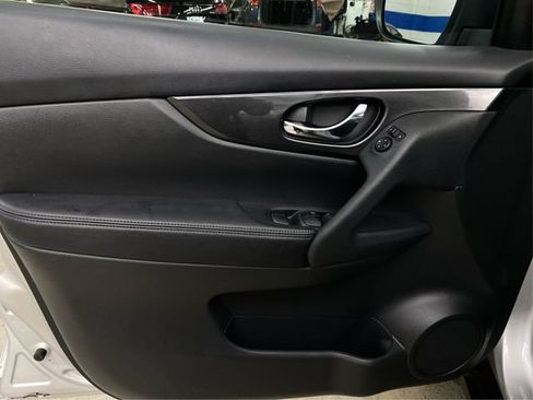 Used 2017 Nissan Rogue SV AWD/4WD image 25