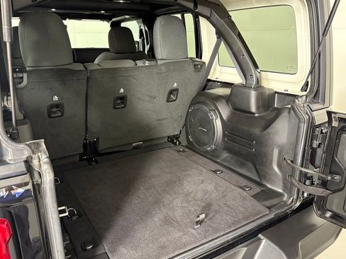 Used 2024 Jeep Wrangler Unlimited Rubicon w/ Technology Group AWD/4WD image 38