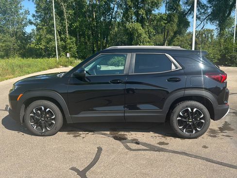 Used 2021 Chevrolet TrailBlazer LT w/ Convenience Package FWD image 2