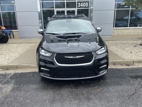 New 2026 Chrysler Pacifica Pinnacle image 2