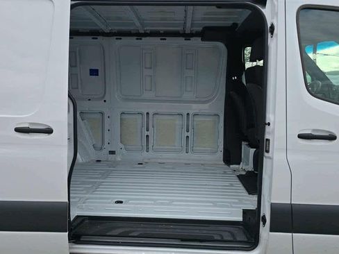 Used 2025 Mercedes-Benz Sprinter 2500 image 14