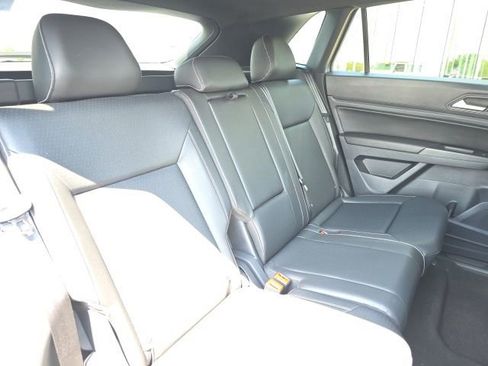 Used 2020 Volkswagen Atlas Cross Sport SE w/ Towing Package image 8