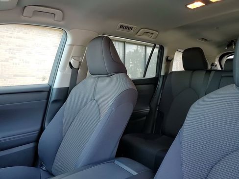 Used 2024 Toyota Highlander LE image 28