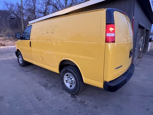Used 2021 Chevrolet Express 2500 image 3