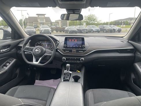 Used 2025 Nissan Altima 2.5 SV FWD image 38