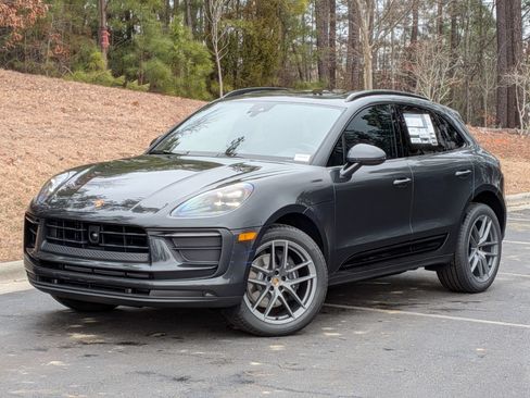 Certified 2026 Porsche Macan AWD/4WD image 1