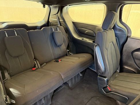 Used 2020 Chrysler Pacifica Touring w/ S Appearance Package FWD image 18