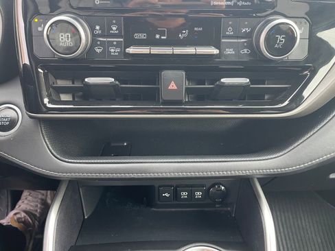 Used 2021 Toyota Highlander XLE AWD/4WD image 14