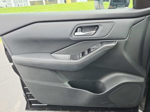 Used 2025 Nissan Rogue SV FWD image 31