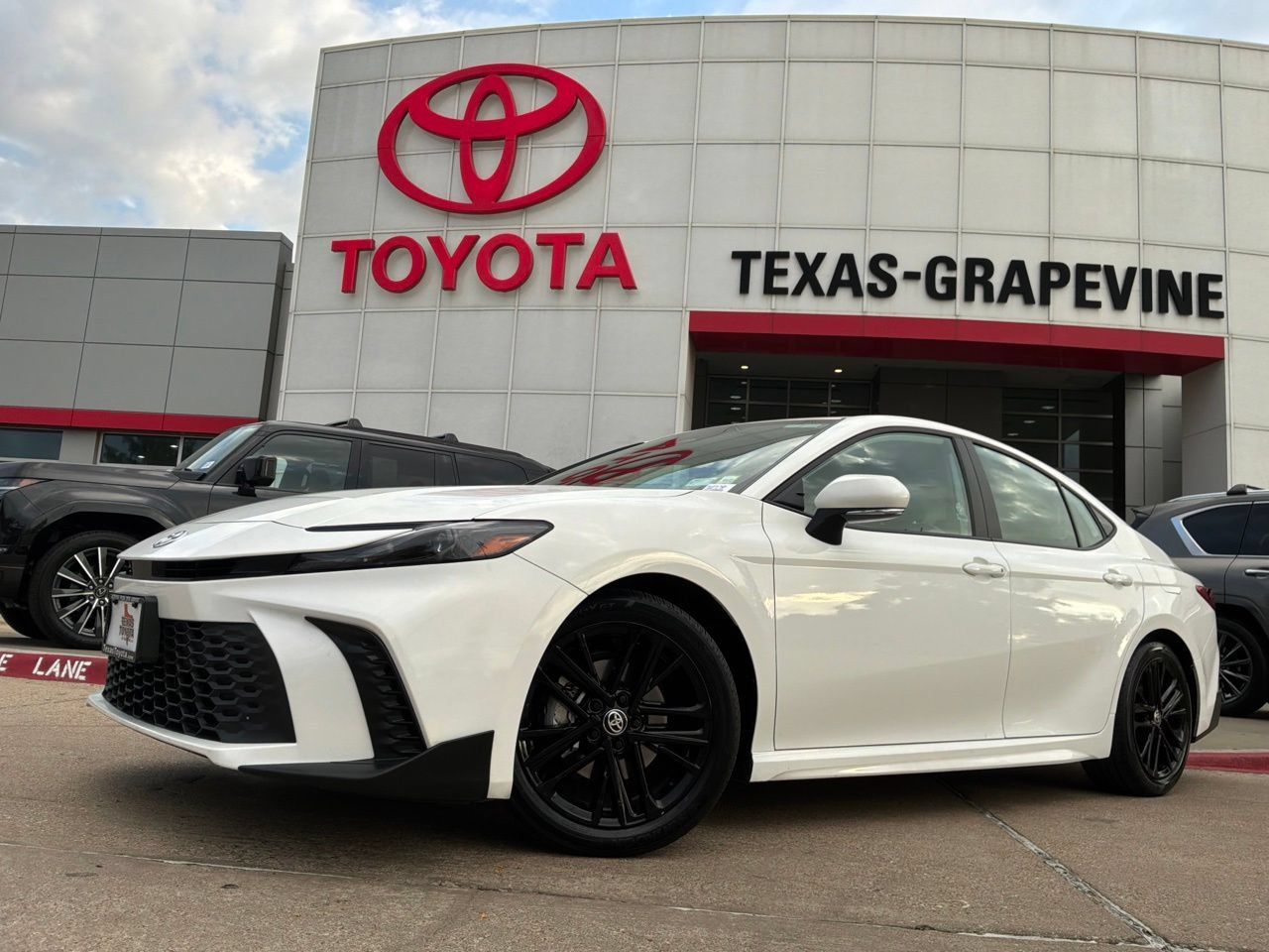 Used 2026 Toyota Camry SE FWD image 2