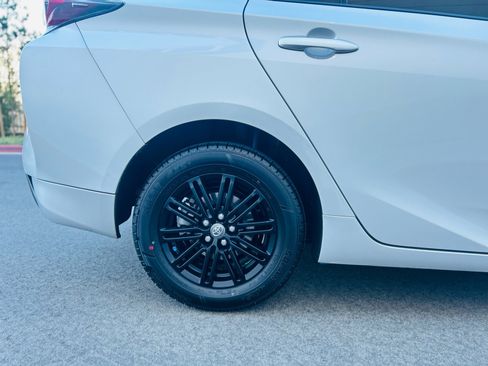 Used 2017 Toyota Prius Two w/ Preferred Accessory Package FWD image 11