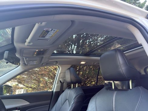 Used 2024 Toyota Grand Highlander AWD image 9