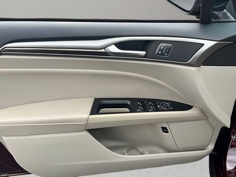 Used 2018 Ford Fusion SE w/ Equipment Group 602A FWD image 9