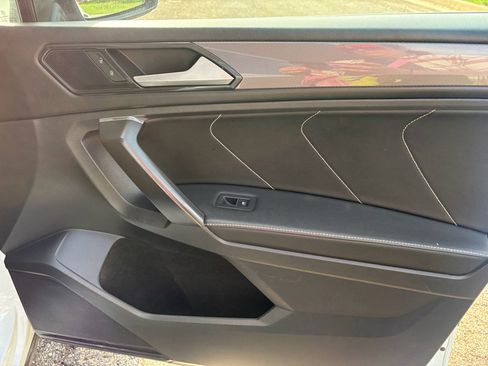 Used 2022 Volkswagen Tiguan SE w/ Panoramic Sunroof Package FWD image 30