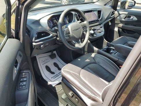 Used 2026 Chrysler Pacifica Limited FWD image 12