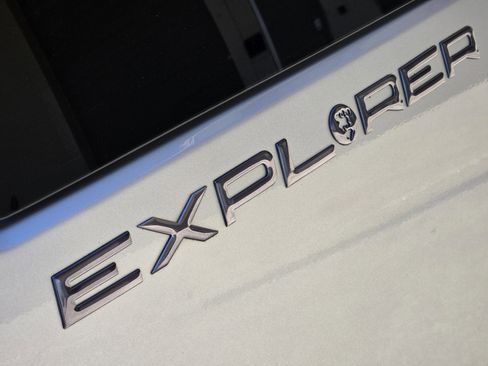 Used 2023 Chevrolet Express 2500 image 42