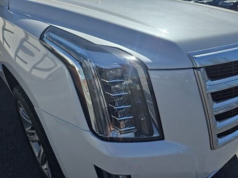 Used 2019 Cadillac Escalade Premium Luxury AWD/4WD image 33