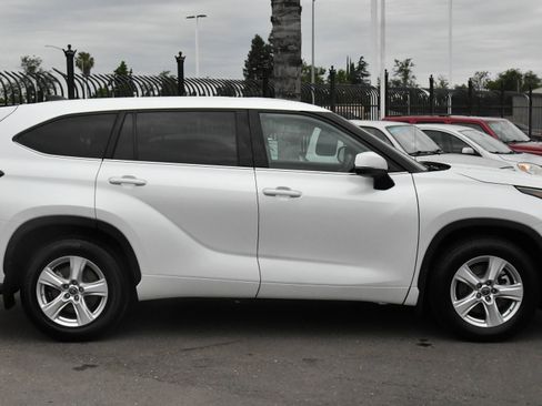 Used 2022 Toyota Highlander LE AWD/4WD image 9