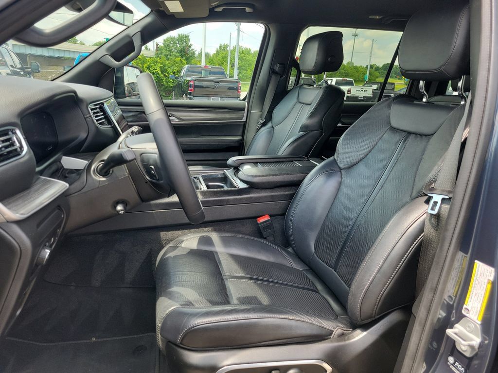 Used 2024 Jeep Wagoneer Series III AWD/4WD image 19