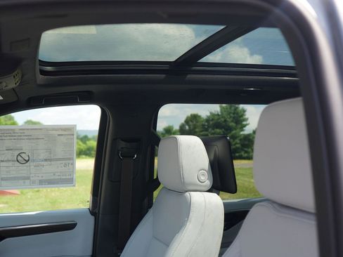 New 2025 Chevrolet Suburban Premier image 26