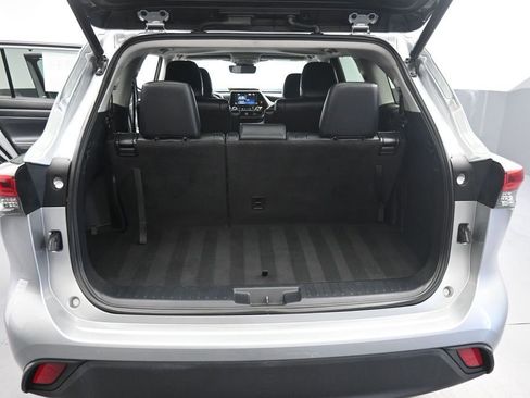 Used 2022 Toyota Highlander XLE AWD/4WD image 23