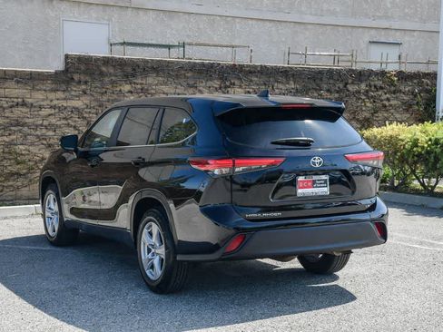 Used 2023 Toyota Highlander LE FWD image 9