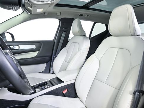 Used 2019 Volvo XC40 T5 Momentum image 5