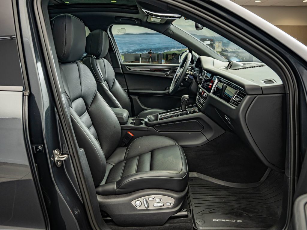Certified 2026 Porsche Macan AWD/4WD image 44