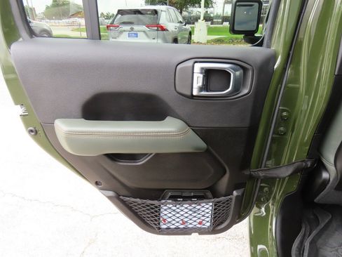 Used 2024 Jeep Gladiator Mojave AWD/4WD image 19
