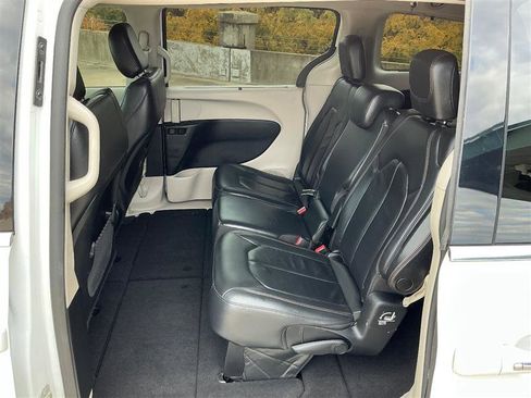 Used 2017 Chrysler Pacifica Touring-L w/ Tire & Wheel Group image 28