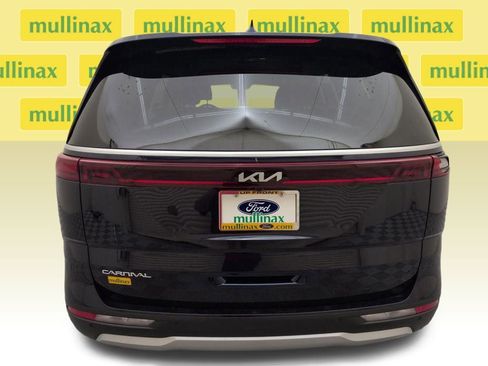 Used 2024 Kia Carnival LX image 34