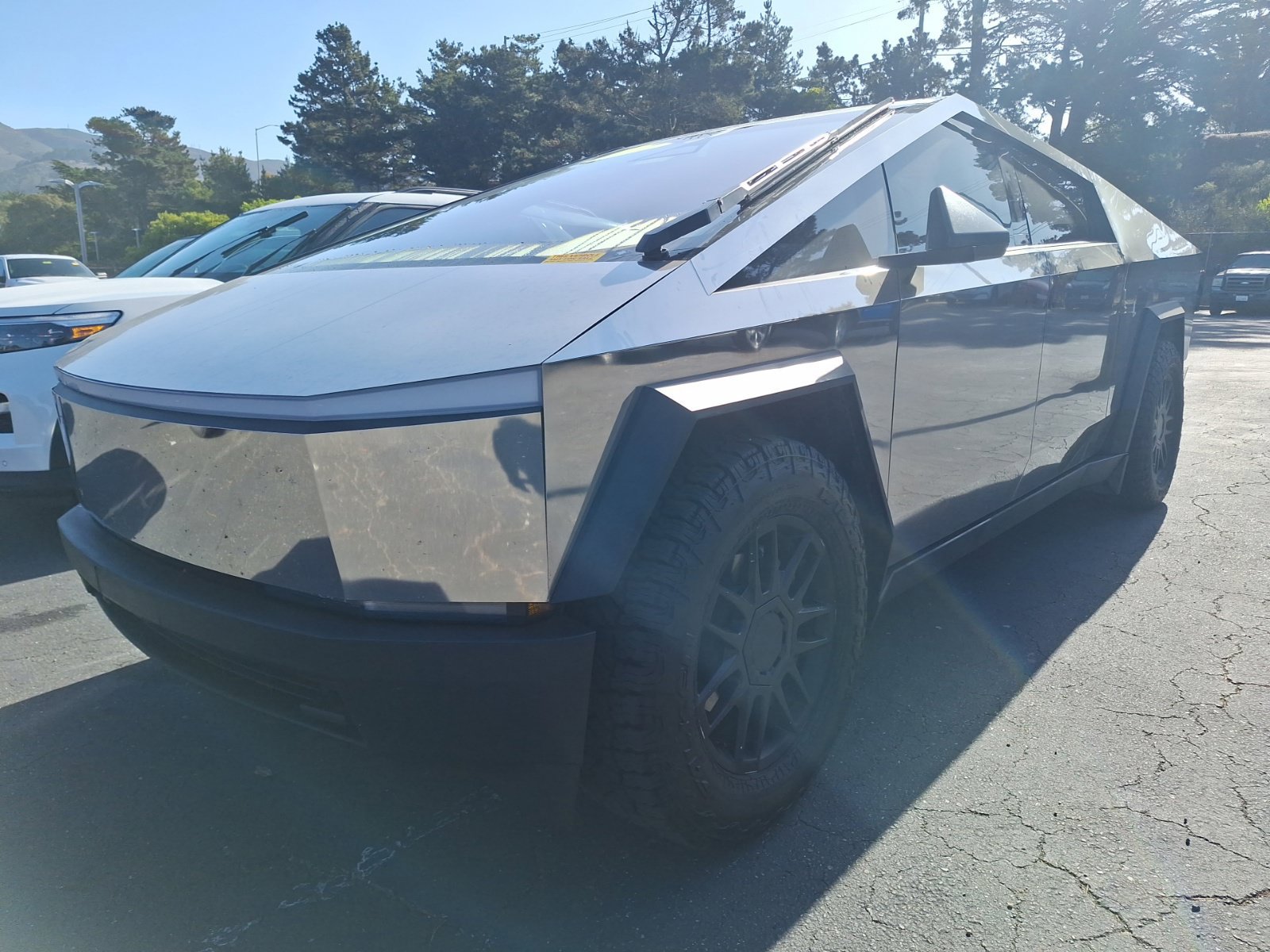 Used 2025 Tesla Cybertruck AWD Crew Cab image 3