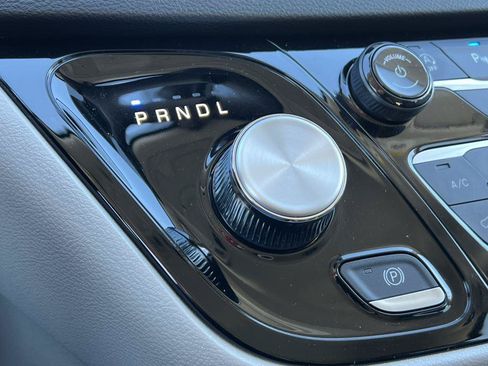 Used 2024 Chrysler Pacifica Touring-L FWD image 27