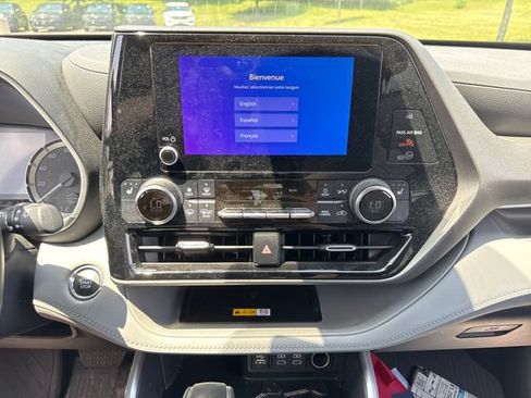 Used 2023 Toyota Highlander XLE AWD/4WD image 23