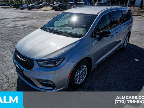 Used 2024 Chrysler Pacifica Touring-L FWD image 19