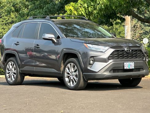 Used 2022 Toyota RAV4 XLE Premium AWD/4WD image 9
