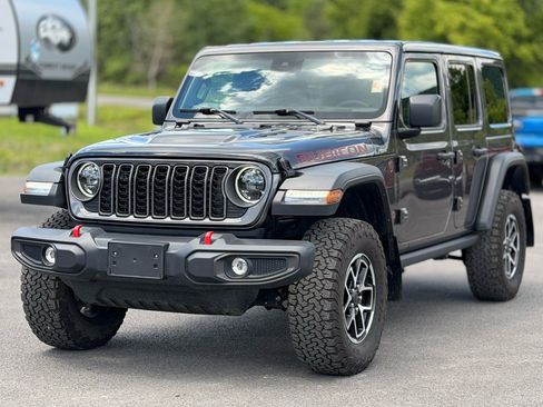 Used 2025 Jeep Wrangler Unlimited Rubicon AWD/4WD image 3