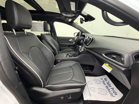 New 2026 Chrysler Pacifica Limited FWD image 11